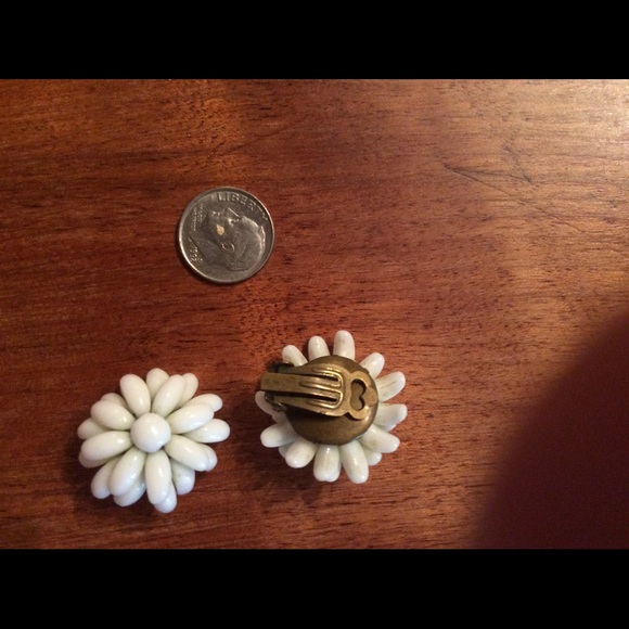 White glass flower earrings - Picture 2 of 2